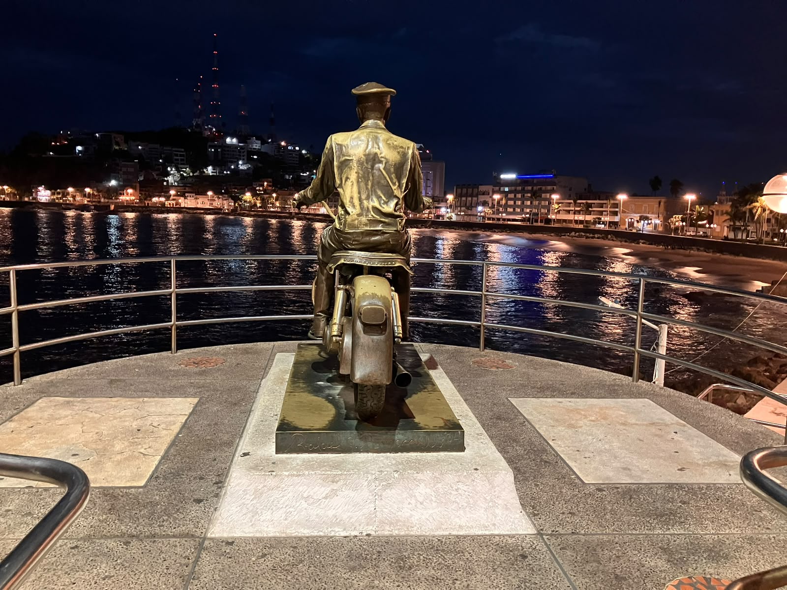 Monumento Pedro Infante Olas Altas