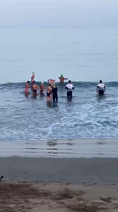 Nadadores en Playa Norte, Mazatlán